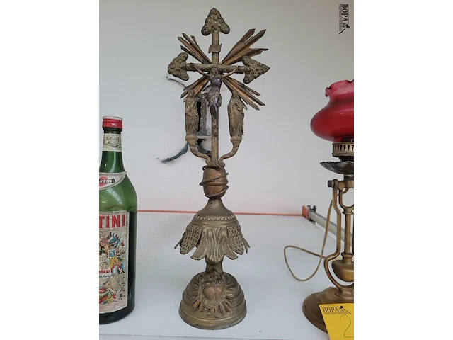Lot 228 - antiek koperen kruisbeeld - afbeelding 1 van  2