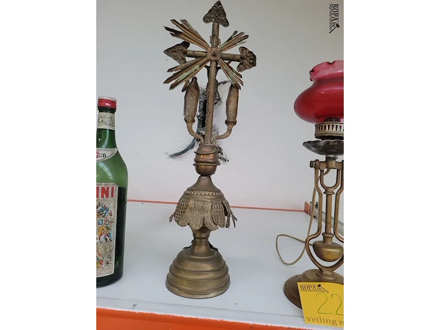 Lot 228 - antiek koperen kruisbeeld - afbeelding 2 van  2
