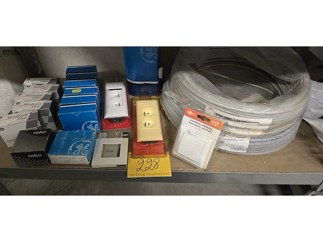 Lot 228 - elektrisch materiaal, kabel, verzekeringen, pinnen... - afbeelding 1 van  9