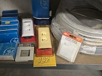 Lot 228 - elektrisch materiaal, kabel, verzekeringen, pinnen... - afbeelding 1 van  9
