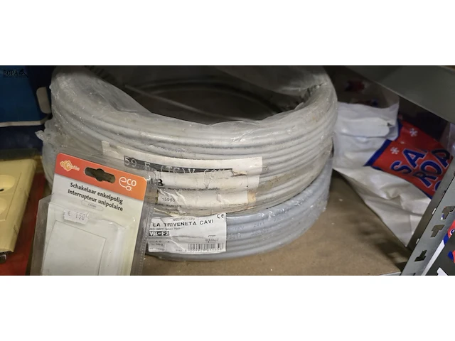 Lot 228 - elektrisch materiaal, kabel, verzekeringen, pinnen... - afbeelding 2 van  9
