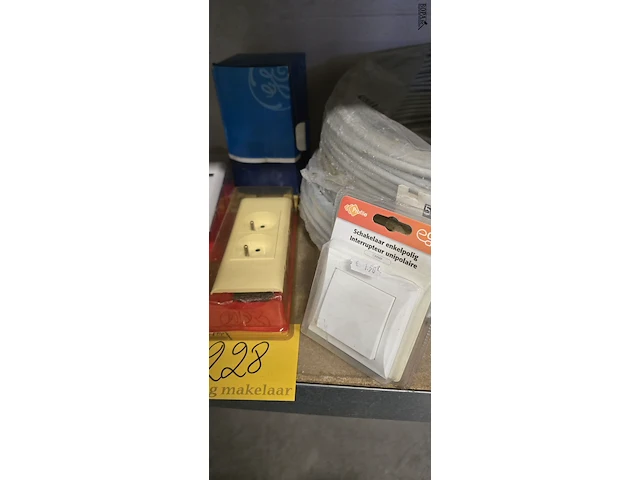 Lot 228 - elektrisch materiaal, kabel, verzekeringen, pinnen... - afbeelding 3 van  9