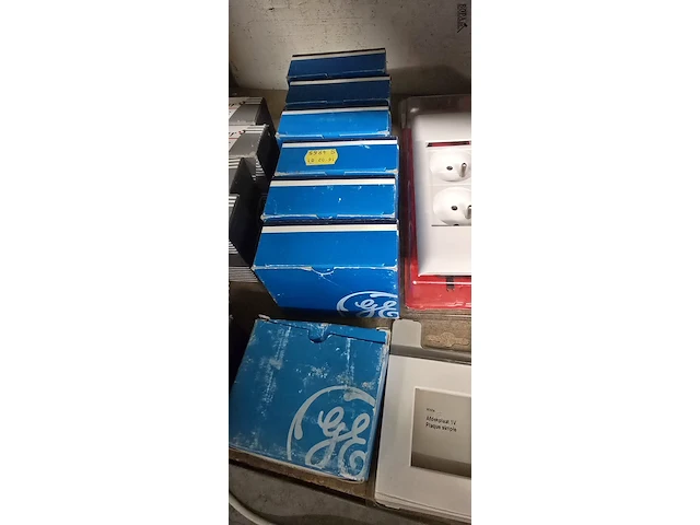 Lot 228 - elektrisch materiaal, kabel, verzekeringen, pinnen... - afbeelding 5 van  9
