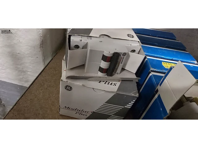 Lot 228 - elektrisch materiaal, kabel, verzekeringen, pinnen... - afbeelding 9 van  9