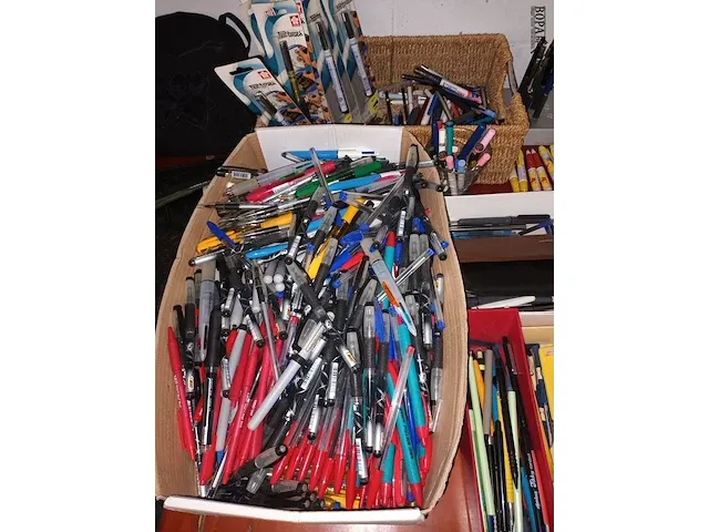 Lot 228 - groot lot balpennen en pennen - afbeelding 2 van  7