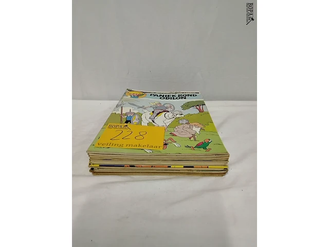 Lot 228 - stapel strips jommeke, 13 stuks - afbeelding 1 van  2
