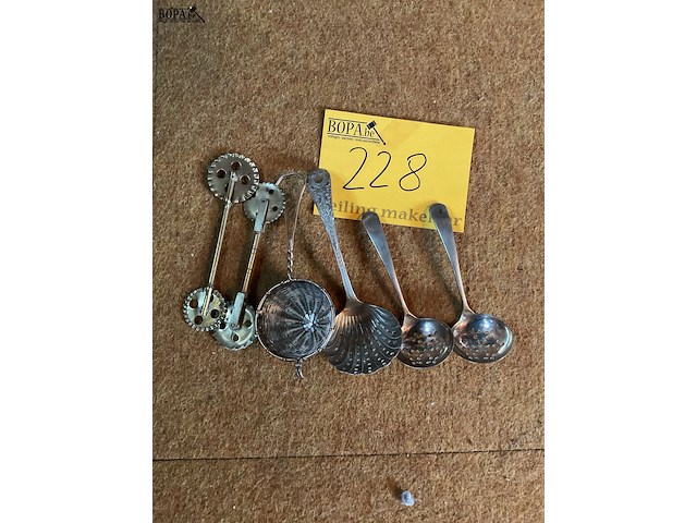 Lot 228 - verzilverde en zilveren keuken objecten klein - afbeelding 1 van  1
