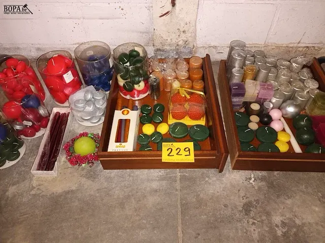 Lot 229 - lot kaarsen - afbeelding 1 van  3