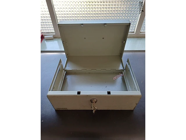 Lot 229 - metalen koffer en lederen dokterstafel - afbeelding 2 van  5