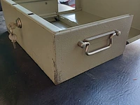 Lot 229 - metalen koffer en lederen dokterstafel - afbeelding 3 van  5