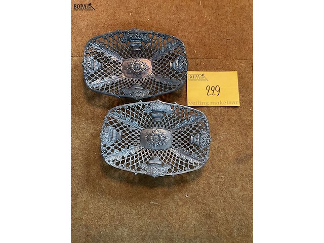 Lot 229 - schaaltjes of draadmandjes - afbeelding 1 van  2