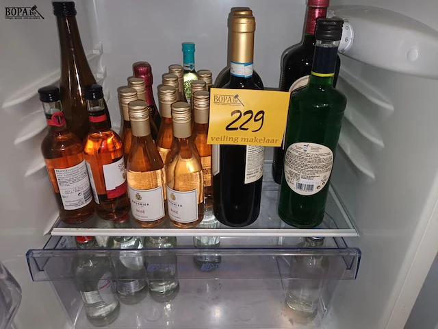 Lot 229 - wijn, water en bier - afbeelding 2 van  3
