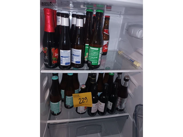 Lot 229 - wijn, water en bier - afbeelding 3 van  3