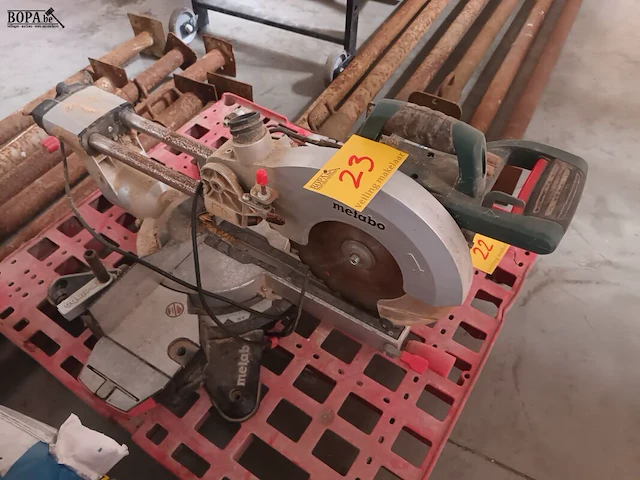 Lot 23 - afkortzaag metabo - afbeelding 2 van  4