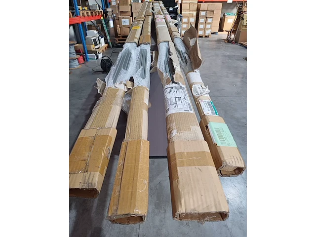 Lot 23 - aluminium rails - 5 stuks - afbeelding 2 van  6