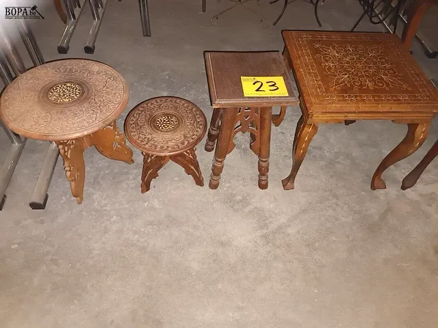 Lot 23 - bijzettafeltjes en plantenstaanders. 5 stuks - afbeelding 1 van  4