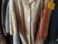 Lot 23 - bontmantels, mutsen en sjaals - afbeelding 5 van  7