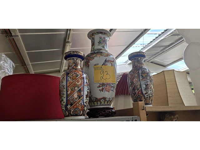Lot 23 - chinese vaas en set van chinese vazen - afbeelding 1 van  5