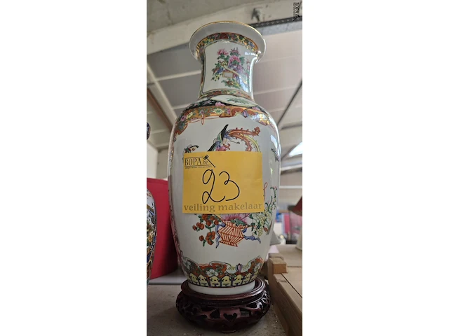 Lot 23 - chinese vaas en set van chinese vazen - afbeelding 2 van  5