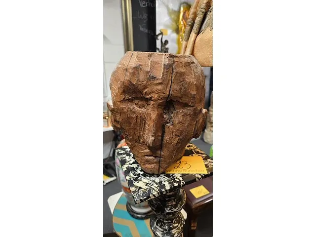 Lot 23 - gesculpteerd houten hoofd - afbeelding 1 van  3