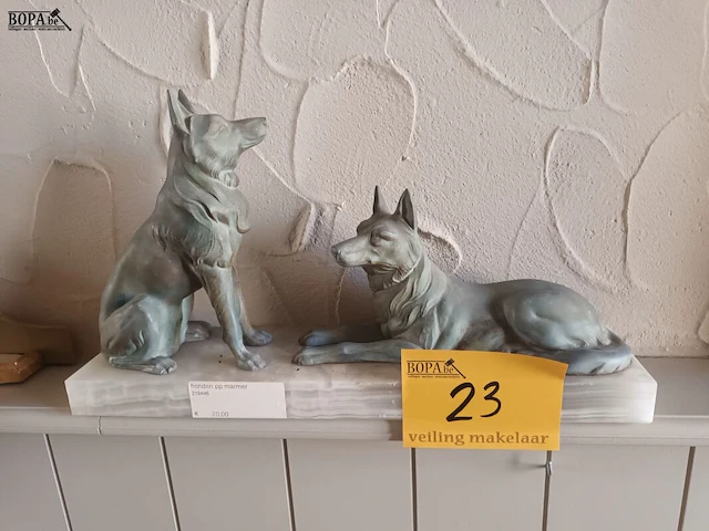 Lot 23 - honden op marmer - afbeelding 1 van  3