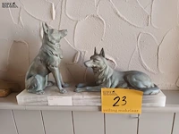 Lot 23 - honden op marmer - afbeelding 1 van  3