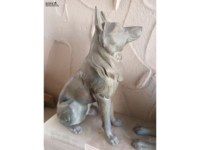 Lot 23 - honden op marmer - afbeelding 2 van  3