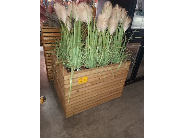 Lot 23 - houten plantenbak. 2 stuks - afbeelding 1 van  4