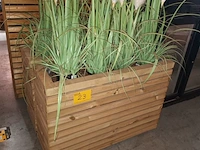 Lot 23 - houten plantenbak. 2 stuks - afbeelding 1 van  4