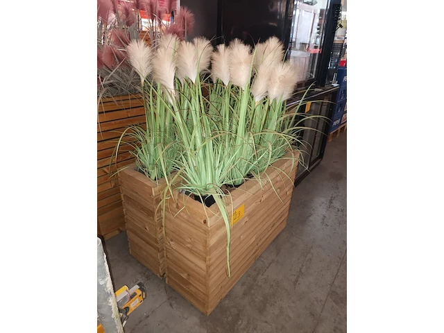 Lot 23 - houten plantenbak. 2 stuks - afbeelding 2 van  4