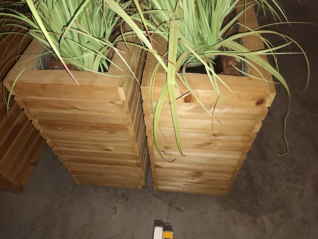 Lot 23 - houten plantenbak. 2 stuks - afbeelding 3 van  4