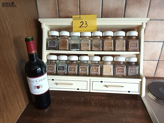Lot 23 - kruidenrek en fles rode wijn - afbeelding 1 van  3
