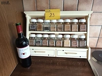 Lot 23 - kruidenrek en fles rode wijn - afbeelding 1 van  3