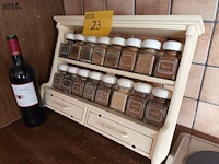 Lot 23 - kruidenrek en fles rode wijn - afbeelding 3 van  3