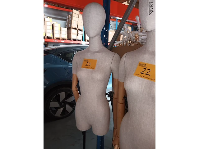 Lot 23 - mannequin pop - afbeelding 1 van  3
