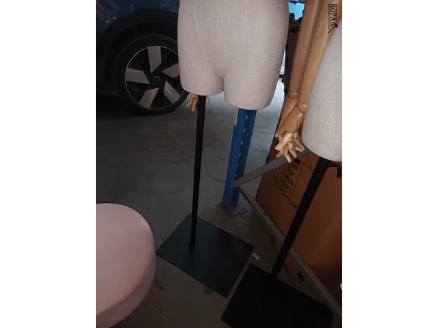 Lot 23 - mannequin pop - afbeelding 2 van  3