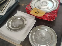 Lot 23 - tinnen wapenschild schalen - 20 stuks - afbeelding 1 van  4