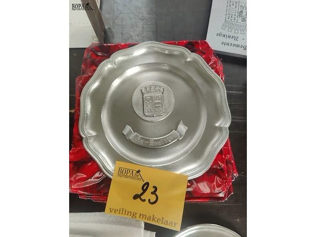 Lot 23 - tinnen wapenschild schalen - 20 stuks - afbeelding 2 van  4