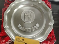 Lot 23 - tinnen wapenschild schalen - 20 stuks - afbeelding 2 van  4