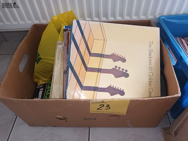 Lot 23 - vinyl lp’s en singels - afbeelding 1 van  3