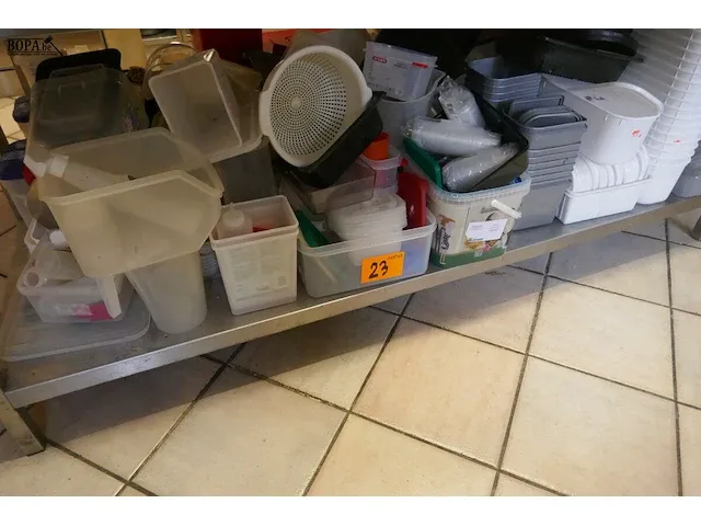 Lot 23 - voedingsbakken en eetwaren - afbeelding 1 van  14