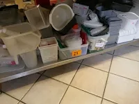 Lot 23 - voedingsbakken en eetwaren - afbeelding 1 van  14
