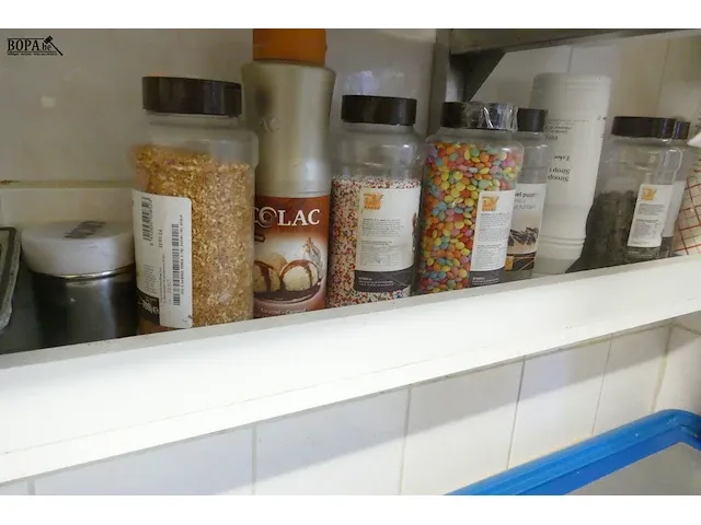 Lot 23 - voedingsbakken en eetwaren - afbeelding 9 van  14