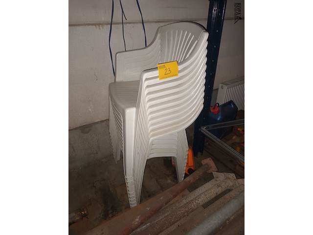 Lot 23 - witte pvc tuinstoel. 11 stuks - afbeelding 1 van  3