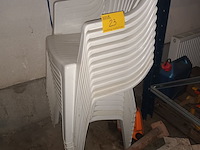 Lot 23 - witte pvc tuinstoel. 11 stuks - afbeelding 1 van  3