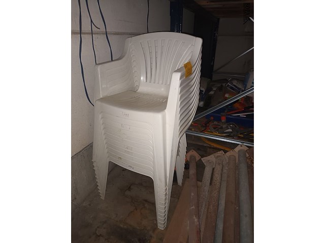 Lot 23 - witte pvc tuinstoel. 11 stuks - afbeelding 2 van  3