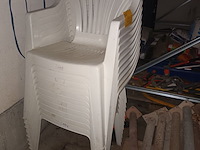 Lot 23 - witte pvc tuinstoel. 11 stuks - afbeelding 2 van  3