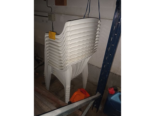 Lot 23 - witte pvc tuinstoel. 11 stuks - afbeelding 3 van  3