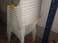 Lot 23 - witte pvc tuinstoel. 11 stuks - afbeelding 3 van  3