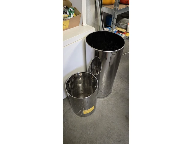 Lot 230 - hoge en lage paraplubak in metaal - afbeelding 1 van  3